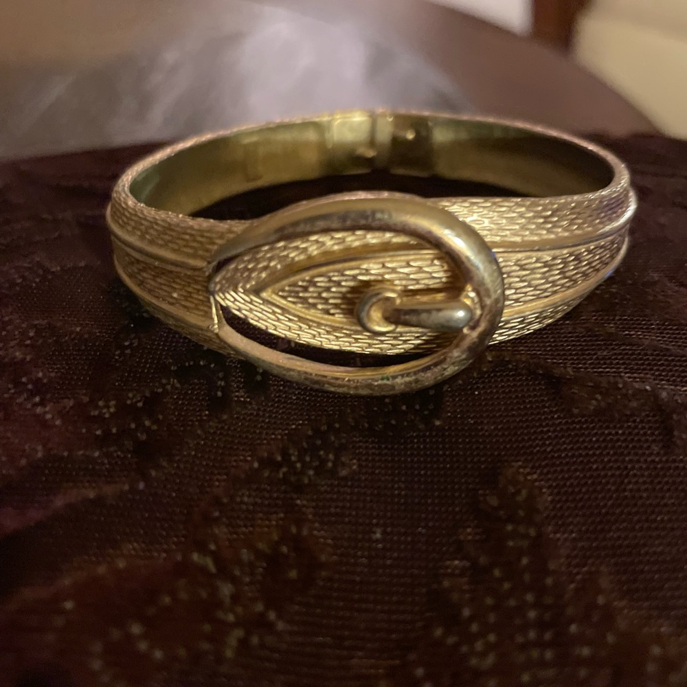 Signed Avon Vintage Gold Tone Belt Buckle Hinged Clamper Bracelet